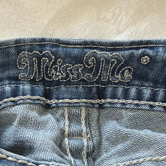 Miss Me Jean capris. Medium wash low rise Size 25 - Picture 4 of 10